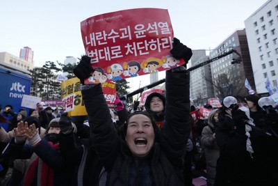 韓国国会周辺では歓声「民意は生きている」　女性のデモ参加目立つ